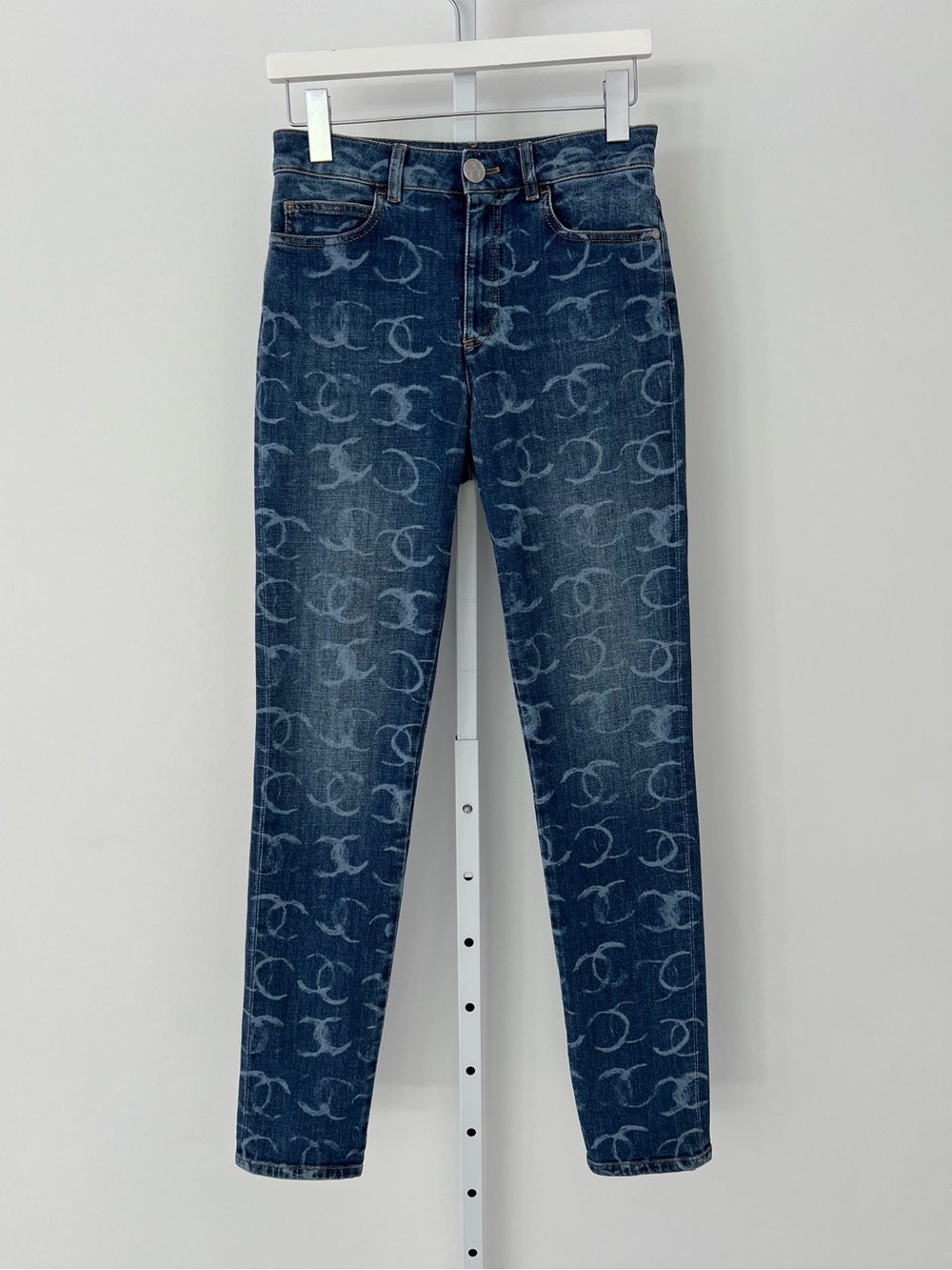 CHANEL 23B DARK BLUE CC SILVER SEQUINS SKINNY JEAN SIZE FR 34 / US 2